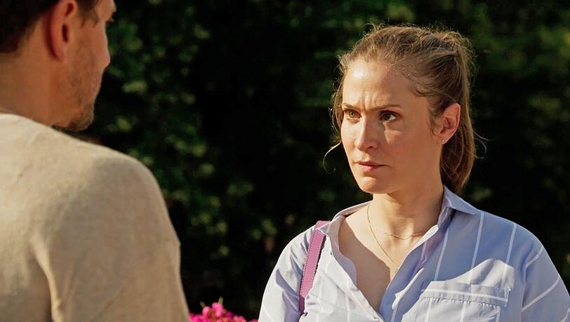 "Rote Rosen": Svenja weiß nicht, wie sie sich Arthur gegenüber verhalten soll. "Rote Rosen": Svenja weiß nicht, wie sie sich Arthur gegenüber verhalten soll.