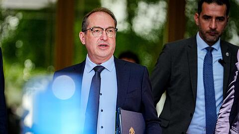 Polizisten können nicht belangt werden, argumentiert Innenminister Dobrindt. (Archivbild)