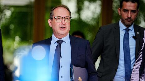 Polizisten können nicht belangt werden, argumentiert Innenminister Dobrindt. (Archivbild)