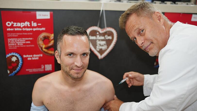 (v.l.) Christoph Spinner und Filialleiter Ingo Beer bei der Impfaktion "O`zapft is" in der Marien-Apotheke.