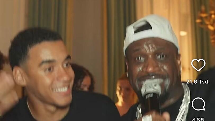 Jamal Musiala (l.) feierte ausgelassen mit. Jamal Musiala (l.) feierte ausgelassen mit.