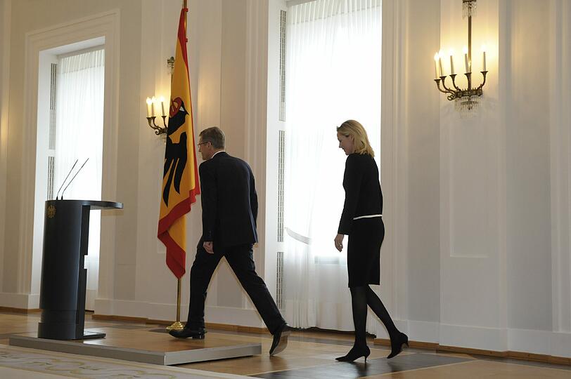 Christian Wulff mit seiner Frau Bettina bei der Presseerklärung im Schloss Bellevue.
