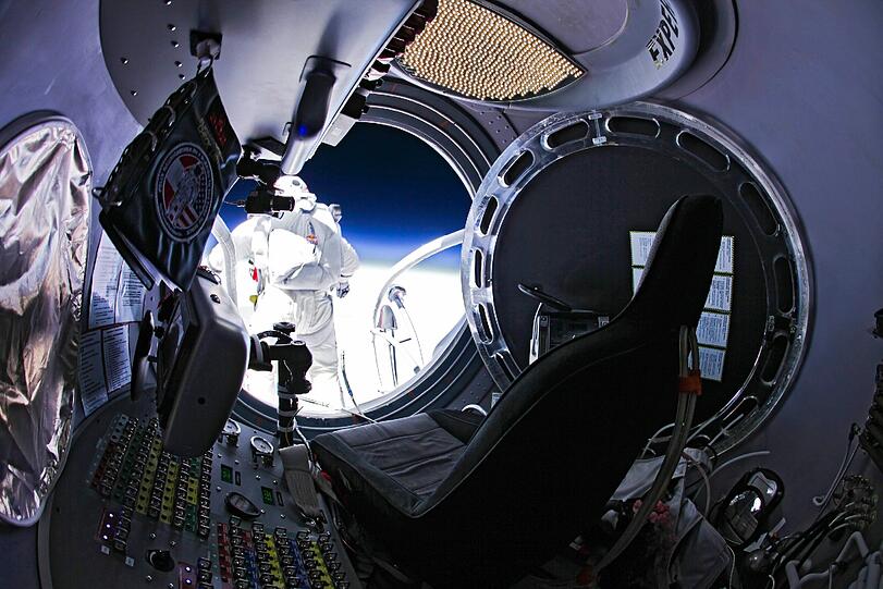 Jahrelang hat er sich auf diese paar Minuten vorbereitet: Extremsportler Felix Baumgartner wird nach seinem Überschall-Sprung weltweit gefeiert. Die Bilder.