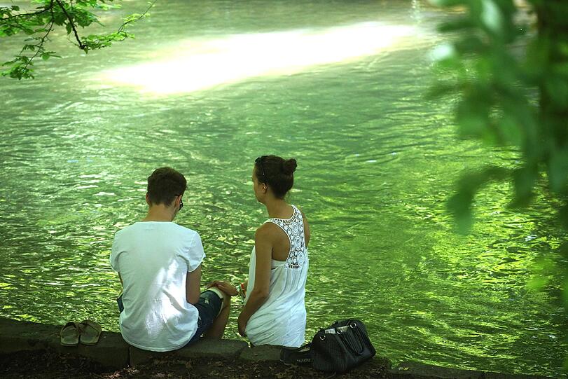 Der Sommer ist da und Münchens Bürger stürmen in den Englischen Garten! Sehen Sie hier die Bilder!