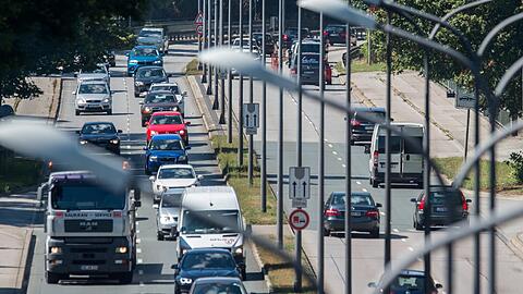Noch mehr Stau als sonst: Etliche Baustellen werden die Geduld der Autofahrer herausfordern. (Symbolfoto)