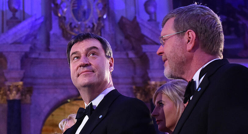 Der bayerische Finanzminister und CSU-Spitzenkandidat für die Landtagswahl, Markus Söder hört der Rede des Bayerischen Ministerpräsidenten Seehofer zu.