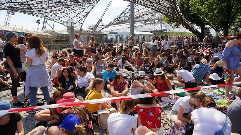 Stunden vor dem Konzert füllt sich der Platz vor dem Olympiastadion mit Ed-Sheeran-Fans. Die Bilder vom Fan-Andrang.