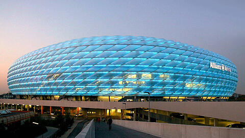 Erstrahlt eigentlich nicht mehr in Blau: die Allianz Arena im Norden Münchens.