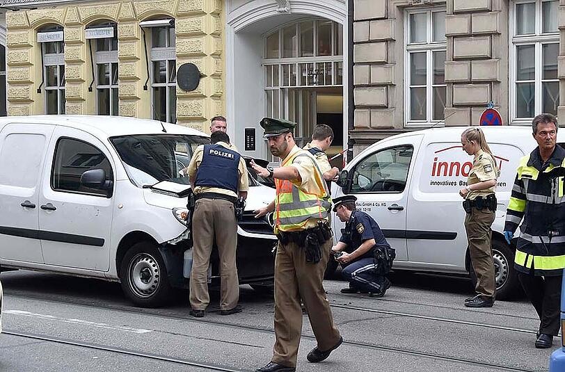 Bilder aus der Barer Straße: Ein Autofahrer musste von Feuerwehr und Rettungsdienst reanimiert werden. Anschließend kam er ins Krankenhaus.