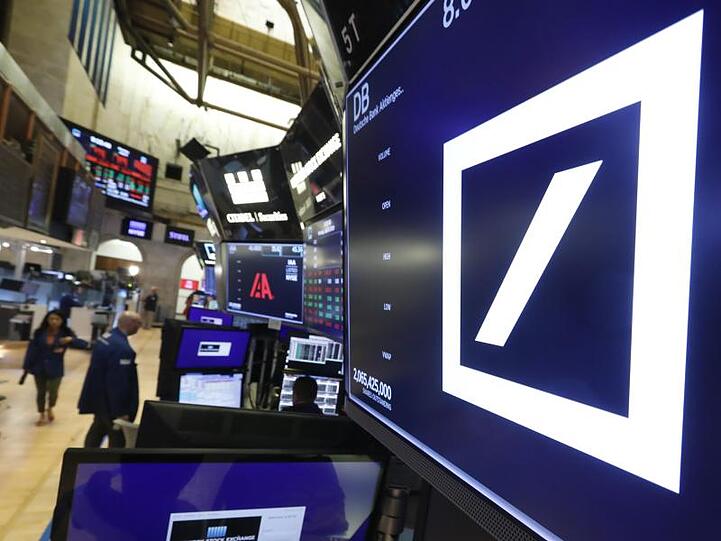 Das Logo der Deutschen Bank in der New York Stock Exchange.