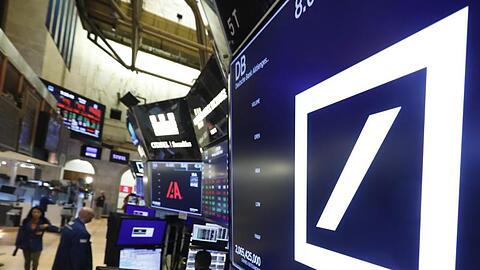 Das Logo der Deutschen Bank in der New York Stock Exchange.