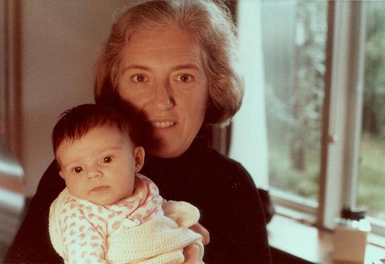 Eva und Enkelin.