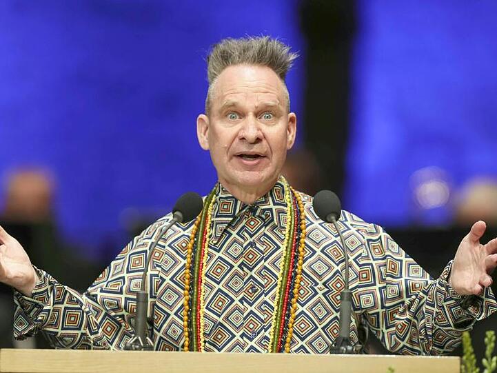 Theaterregisseur Peter Sellars hält eine Rede zur Eröffnung der Salzburger Festspiele in der Felsenreitschule.