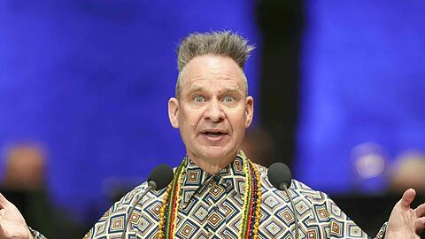Theaterregisseur Peter Sellars hält eine Rede zur Eröffnung der Salzburger Festspiele in der Felsenreitschule.