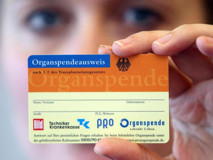 Eine Frau hält einen Organspender-Ausweis im Klinikum Süd in Nürnberg. Foto: Daniel Karmann/Archiv