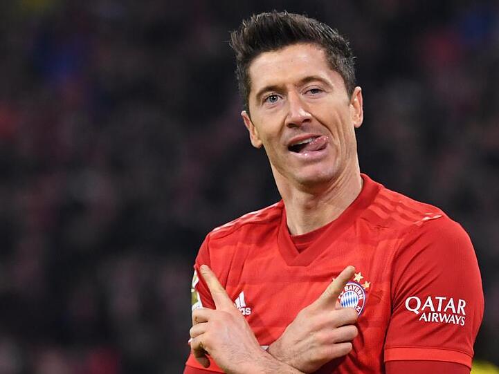 Robert Lewandowski jubelt während eines Spiels. Foto: Sven Hoppe/dpa/Archivbild