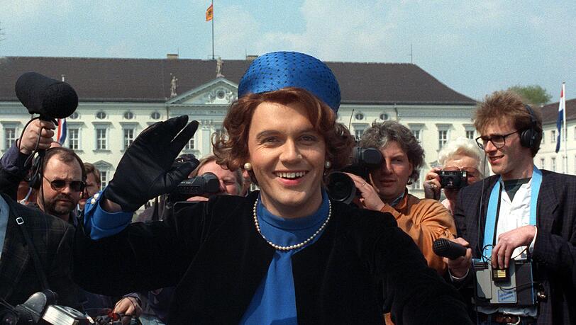 Dieser Auftritt schrieb TV-Geschichte: Hape Kerkeling zeigte sich im April 1991 vor dem Schloss Bellevue als Königin Beatrix Dieser Auftritt schrieb TV-Geschichte: Hape Kerkeling zeigte sich im April 1991 vor dem Schloss Bellevue als Königin Beatrix