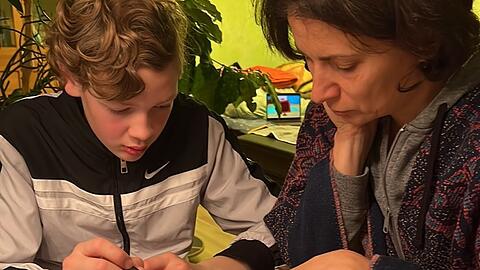 17 Kinder aus der Ukraine, wie Micha (12) dürfen auf die Schule in Schwabing gehen.