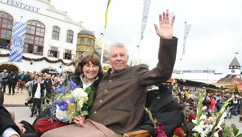 Er kann sich schon freuen: Münchens OB Dieter Reiter (mit Frau Petra 2022 auf der Wiesn) darf aufgrund der Abschaffung der Höchstaltersgrenze für Bürgermeister und Landräte nochmal antreten. Doch das ist nicht die einzige geplante Änderung im Kommunalwahlrecht.