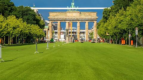 In Berlin ist bereits angerichtet: Auf der Fanmeile vor dem Brandenburger Tor ist ein spezieller Kunstrasen für das besondere Fußball-Flair verlegt worden.
