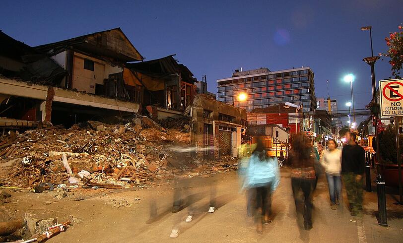 Im März 2010: Menschen auf der Straße in Concepción. Das Erdbeben hat mindestens 700 Todesopfer gefordert.