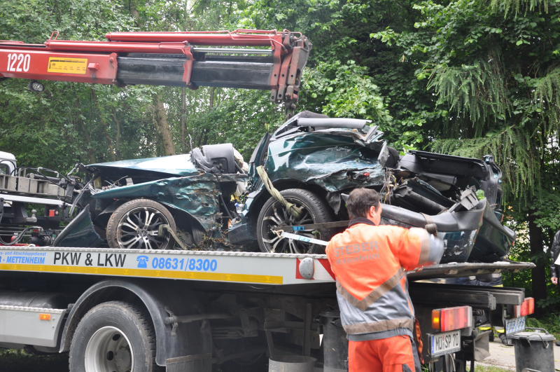 Der Wagen zerschellte an einem Baum - der Fahrer starb an der Unfallstelle.