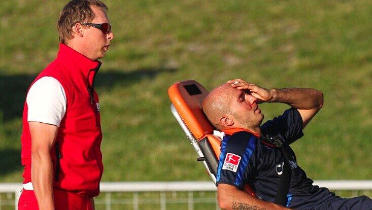 Necat Aygün zog sich im Traininingslager eine Gesichtsfraktur zu. "Er fällt nach seiner schweren Verletzung lange aus", hieß es. Necat Aygün zog sich im Traininingslager eine Gesichtsfraktur zu. "Er fällt nach seiner schweren Verletzung lange aus", hieß es.