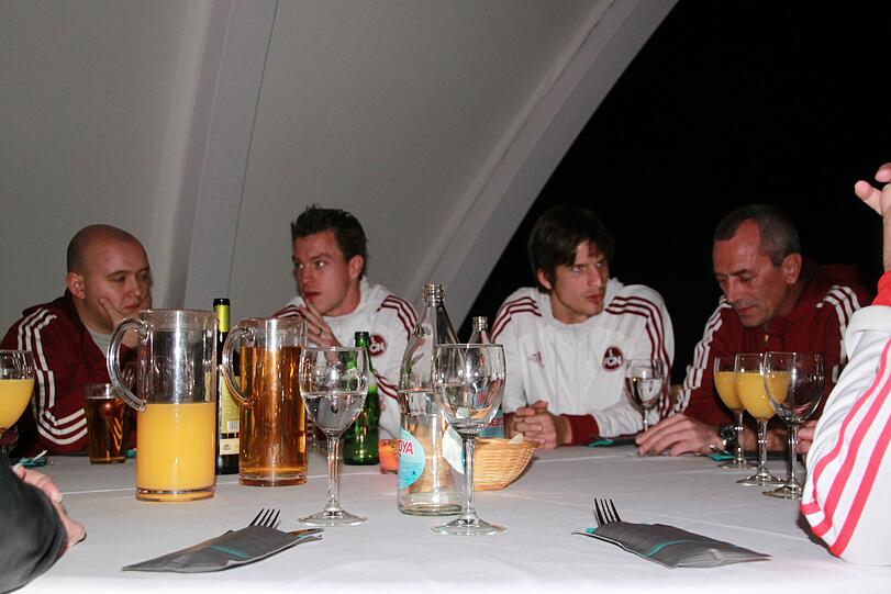 Auch Hanno Balitsch (2.v.l.) und Timm Klose unterhalten sich mit den Fans.