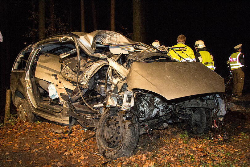 Eine Fahranfängerin verunglückte am Mittwochabend mit einer Beifahrerin im Waldstück bei Pallin, weil das Heck ausbrach. Beide wurden schwer verletzt. Das Auto wurde komplett beschädigt.