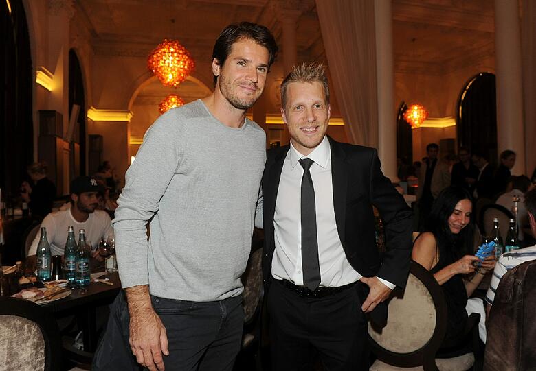 Der Tennisspieler Tommy Haas Arm in Arm mit Comedian Oliver Pocher