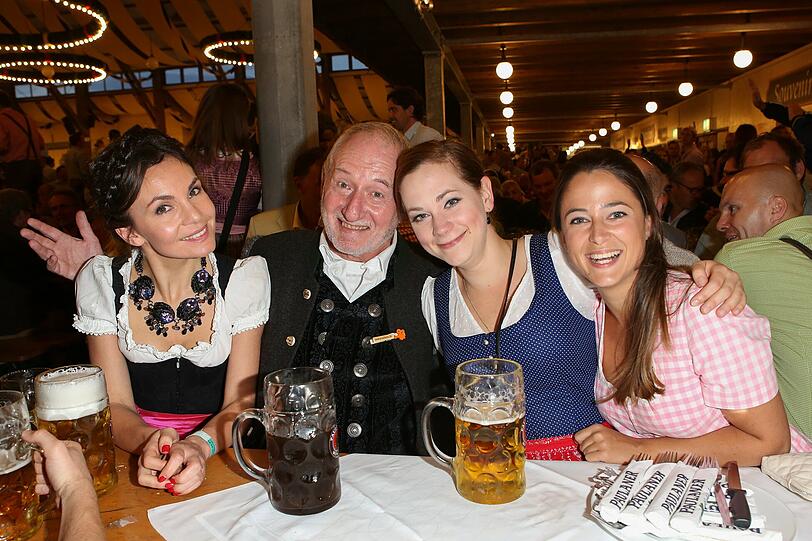 Nadine Warmuth, Sepp Schauer, Christin Balogh, und Jennifer Newrkla.