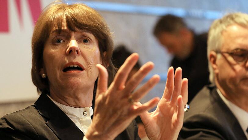 Henriette Reker spricht bei einer Pressekonferenz am Dienstag über die Silvesternacht. Henriette Reker spricht bei einer Pressekonferenz am Dienstag über die Silvesternacht.
