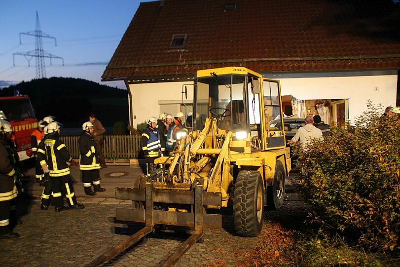 Am Sonntag krachte ein BMW in das Schlafzimmer eines Wohnhauses in Brennberg (Landkreis Regensburg). Die Bilder von der Unfallstelle.