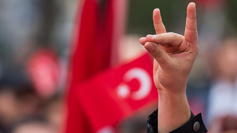 Auch in München wurde der "Wolfsgruß" gezeigt &ndash; das Zeichen der rechtsradikalen türkischen Gruppierung "Graue Wölfe".