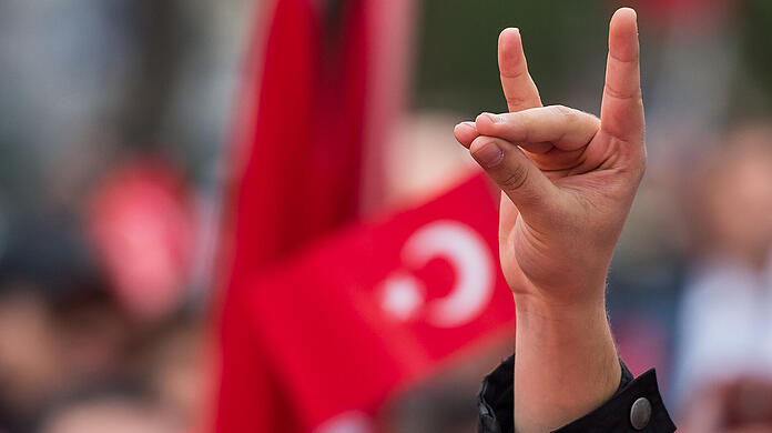 Auch in München wurde der "Wolfsgruß" gezeigt &ndash; das Zeichen der rechtsradikalen türkischen Gruppierung "Graue Wölfe".