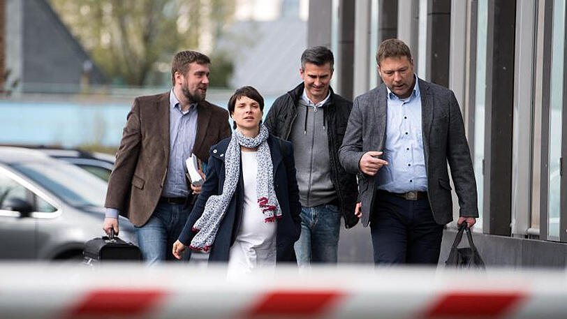 AfD-Chefin Frauke Petry auf dem Weg zur Pressekonferenz der sächsischen AfD-Landtagsfraktion in Berlin.
