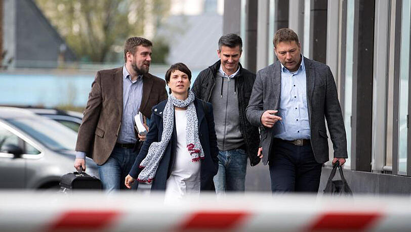 AfD-Chefin Frauke Petry auf dem Weg zur Pressekonferenz der sächsischen AfD-Landtagsfraktion in Berlin. AfD-Chefin Frauke Petry auf dem Weg zur Pressekonferenz der sächsischen AfD-Landtagsfraktion in Berlin.