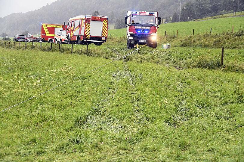Bei Bayerischzell am Schliersee landet ein Passat kopfüber in einem stark überfluteten Bach. Der Fahrer kann in letzter Sekunde gerettet werden. Die Bilder des Unfalls.