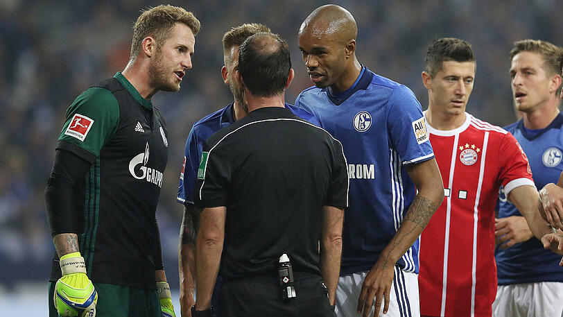 Die Schalker Ralf Fährmann und Naldo nehmen den Unparteiischen Fritz und Video-Schiedsrichter Dankert in Beschlag. Der von Naldo verursachte und von Robert Lewandowski (hinten) zum 1:0 verwandelte Handelfmeter sorgte für Diskussionsstoff.