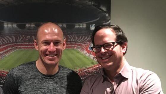 Bayerns-Stürmer Arjen Robben mit AZ-Reporter Strasser – 2018. Bayerns-Stürmer Arjen Robben mit AZ-Reporter Strasser – 2018.