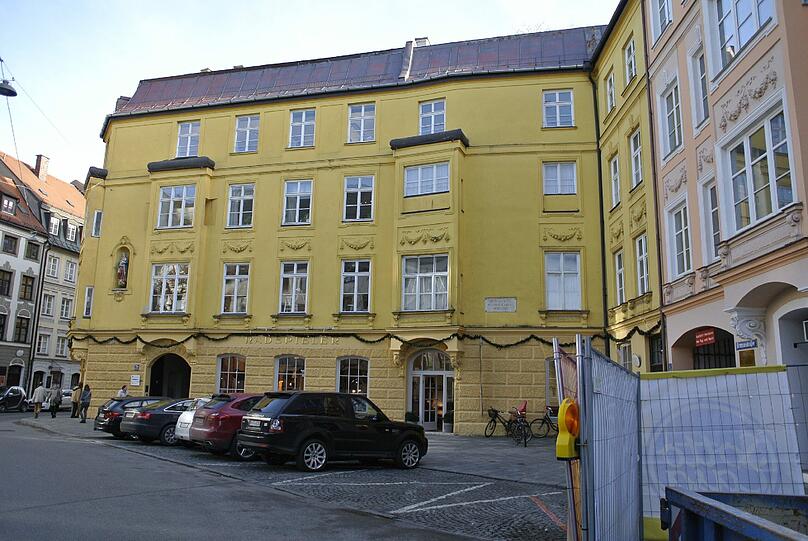 Der verwunschene Radspielergarten im Hackenviertel &ndash; hinten die Häuser vom Asamhof.
