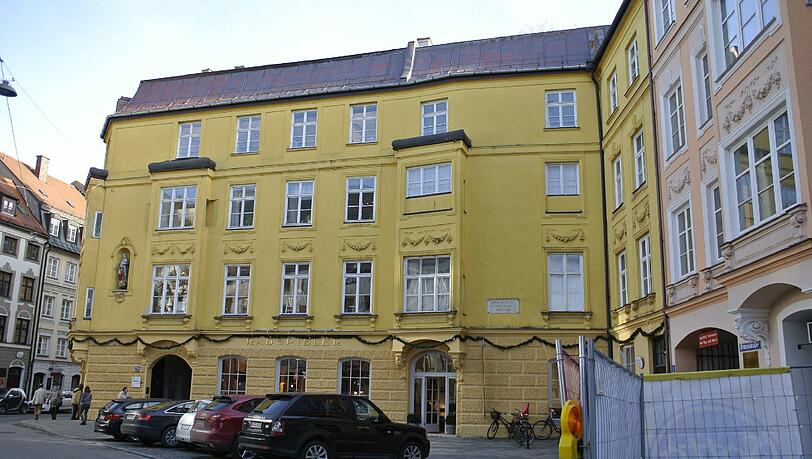 Der verwunschene Radspielergarten im Hackenviertel – hinten die Häuser vom Asamhof. Der verwunschene Radspielergarten im Hackenviertel – hinten die Häuser vom Asamhof.