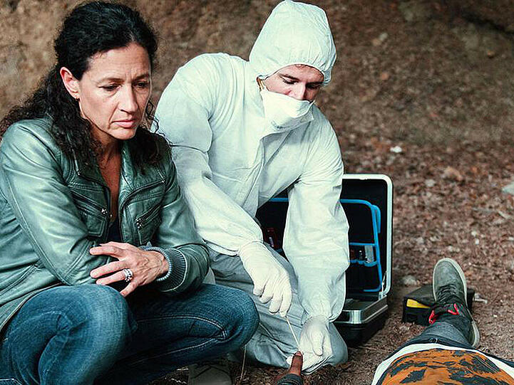 "Tatort": Kommissarin Liz Ritschards und ein Kollege untersuchen die Leiche des jungen asylsuchenden Ebi Osodi