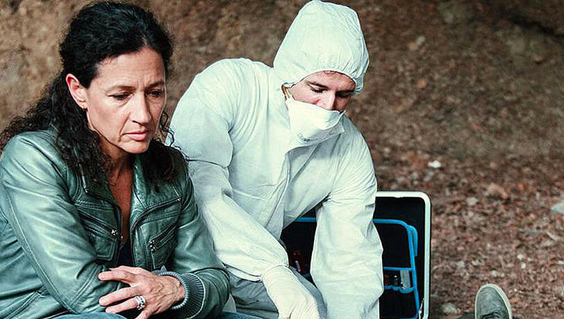 "Tatort": Kommissarin Liz Ritschards und ein Kollege untersuchen die Leiche des jungen asylsuchenden Ebi Osodi "Tatort": Kommissarin Liz Ritschards und ein Kollege untersuchen die Leiche des jungen asylsuchenden Ebi Osodi