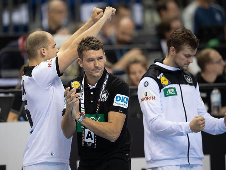 Deutschlands Trainer Christian Prokop (M) jubelt über den Sieg seiner Mannschaft gegen Brasilien.