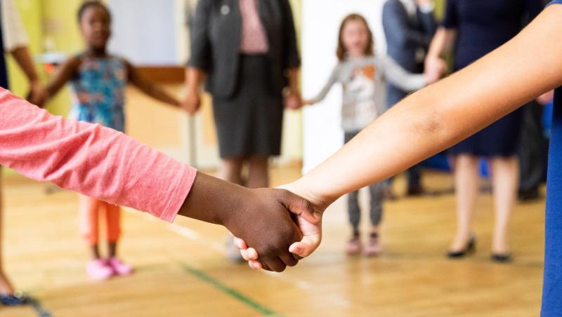 Hand in Hand tanzen Kinder und Erzieherinnen in der Turnhalle einer Kita. Foto: Christian Charisius/dpa Hand in Hand tanzen Kinder und Erzieherinnen in der Turnhalle einer Kita. Foto: Christian Charisius/dpa
