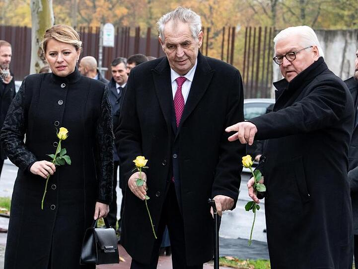 Bundespräsident Frank-Walter Steinmeier, Milos Zeman, Präsident von Tschechien, und Zuzana Caputova, Präsidentin der Slowakei, bei der Gedenkveranstaltung an der Bernauer Straße.