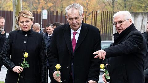 Bundespräsident Frank-Walter Steinmeier, Milos Zeman, Präsident von Tschechien, und Zuzana Caputova, Präsidentin der Slowakei, bei der Gedenkveranstaltung an der Bernauer Straße.