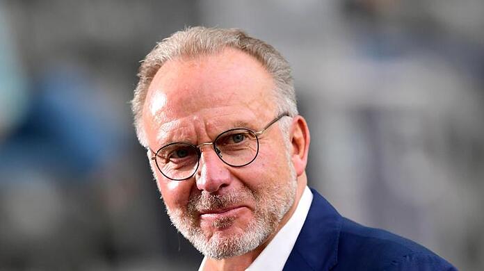 Bayern-Vorstandschef Karl-Heinz Rummenigge steht vor Spielbeginn im Stadion.