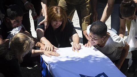 Trauer um einen getöteten israelischen Soldaten bei der Beerdigung in der nordisraelischen Stadt Elyakim.
